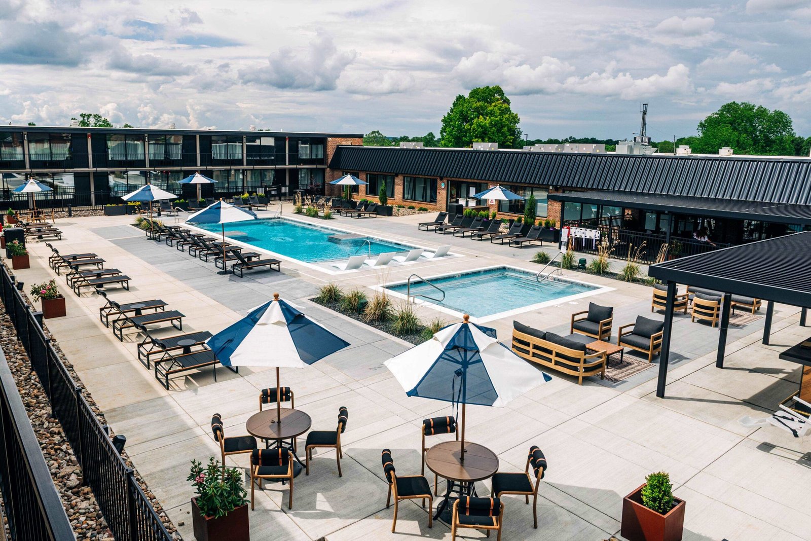 Hotel and pool view - Image 1